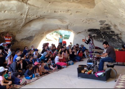 בתיה ויוחנן במופע לכל המשפחה במערות בית גוברין